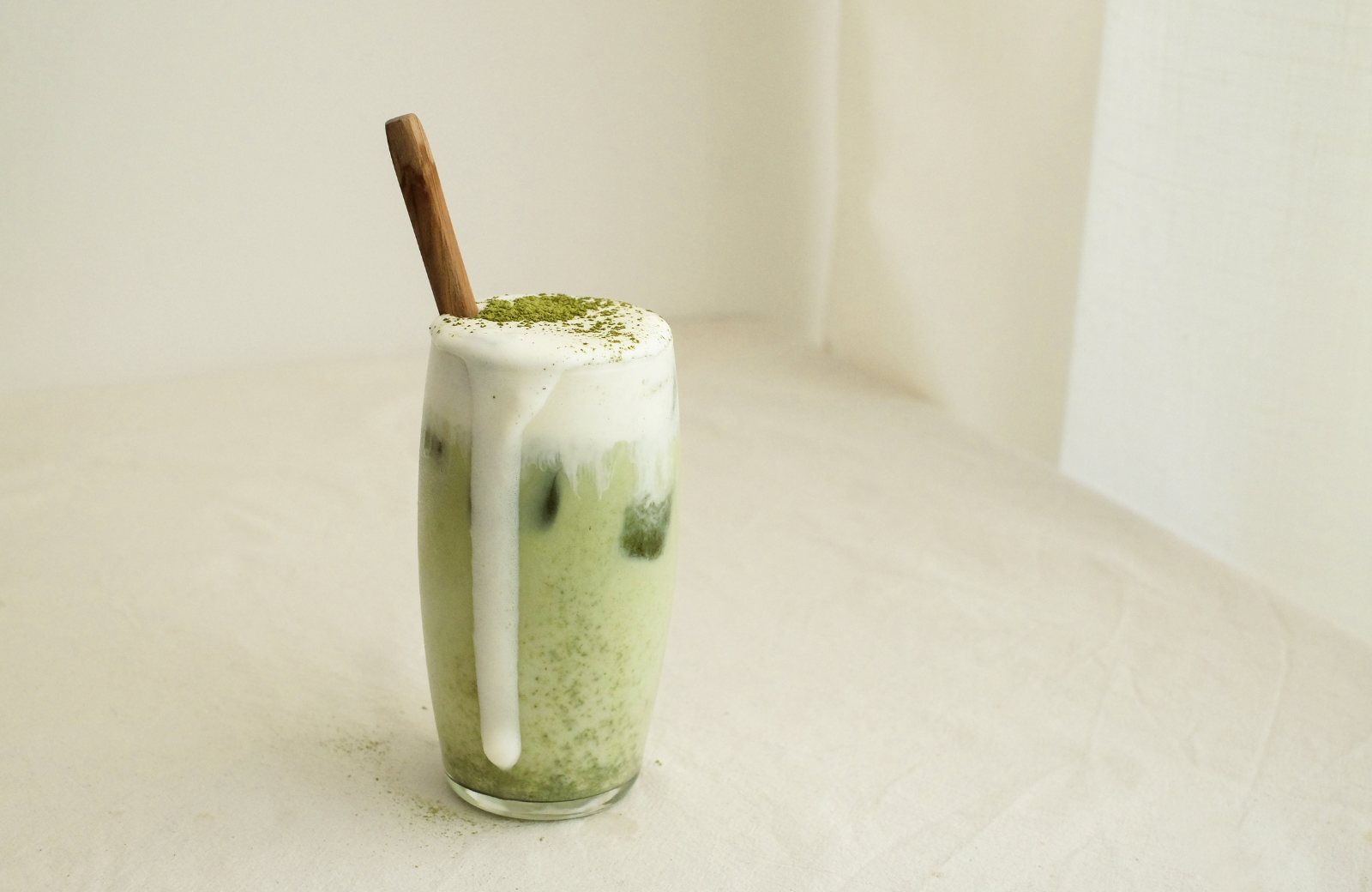 glas met iced matcha latte