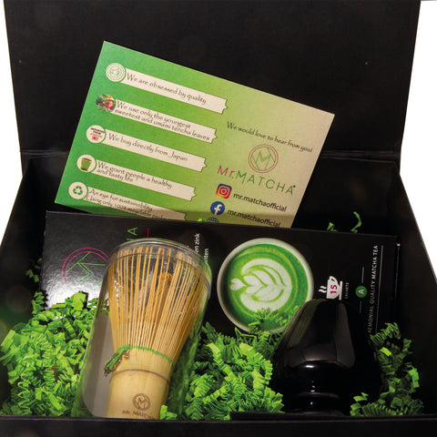 Geschenkset met bamboeklopper, houder, en doosje matcha a 15 sachets matcha in luxe magneet giftbox