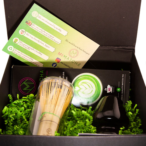 Geschenkset met bamboeklopper, houder, en doosje matcha a 40 sachets matcha in luxe magneet giftbox