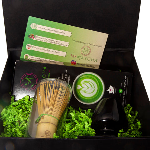 Geschenkset met bamboeklopper, houder, en doosje matcha a 7 sachets matcha in luxe magneet giftbox