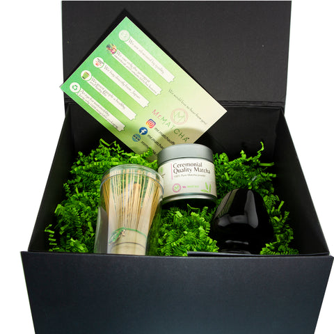 Geschenkset met bamboeklopper, houder, en doosje matcha cannister a 30gram matcha in luxe magneet giftbox