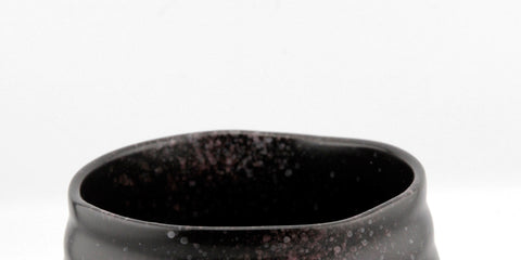 Luxe Matcha Kom - Zwart met Roze Spikkels