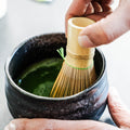 matcha klopper met bamboe matchaklopper in zwarte kom