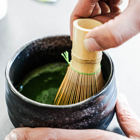 matcha klopper met bamboe matchaklopper in zwarte kom