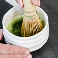 matcha klopper met bamboe matchaklopper in witte kom