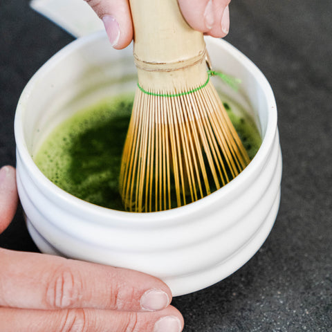 matcha klopper met bamboe matchaklopper in witte kom